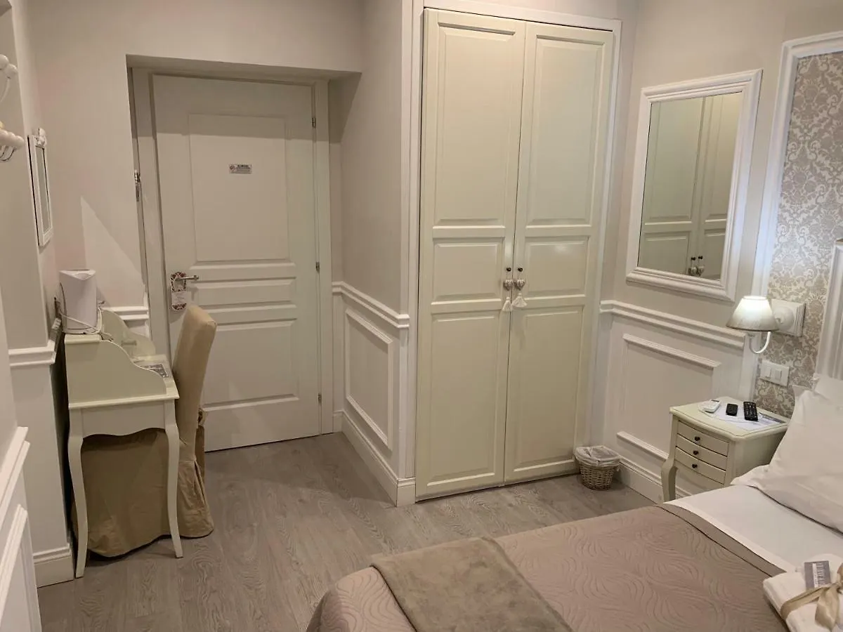 Charme & Chic Bed & Breakfast Rome Italy